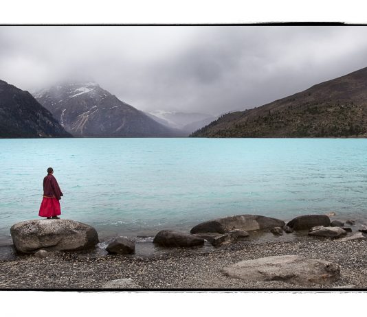 Phil Borges: ‘Ritratti dal mondo’, l’antologica alla galleria Paci contemporary, Brescia