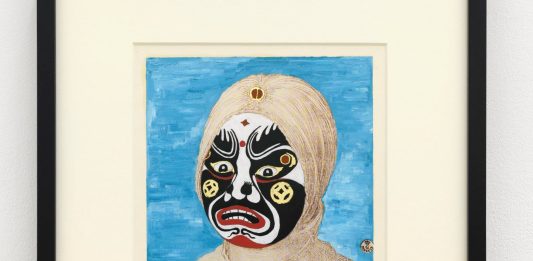 Metamorfosi della maschera: 20 artisti in mostra alla Gallery of Art di Roma