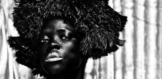 90 autoritratti di Zanele Muholi, in una nuova monografia fotografica