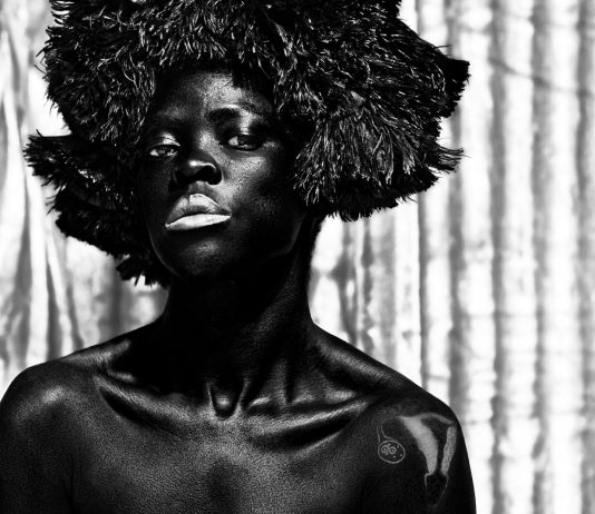 90 autoritratti di Zanele Muholi, in una nuova monografia fotografica