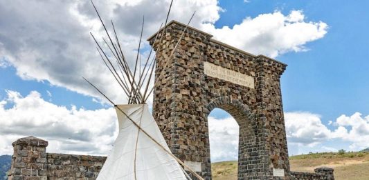 Artisti indigeni rivendicano il loro diritto al Parco Nazionale di Yellowstone