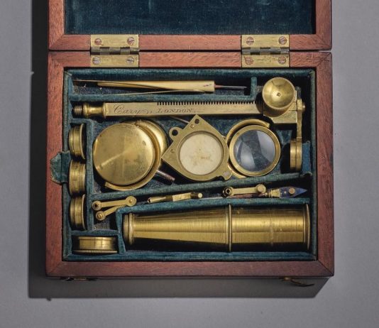Christie’s mette all’asta il microscopio di Darwin Christie's darwin