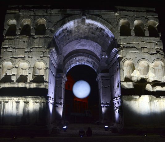 ‘Nu-shu. Le parole perdute delle donne’: Raffaele Curi all’Arco di Giano, Roma