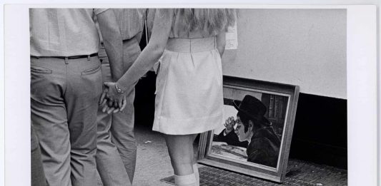 The Photographers’ Gallery: 50 Years. I maestri della fotografia all’incanto da Sotheby’s Art Fair, Painting of Reader, Washington Square, NY, 1970 Photograph: André Kertész