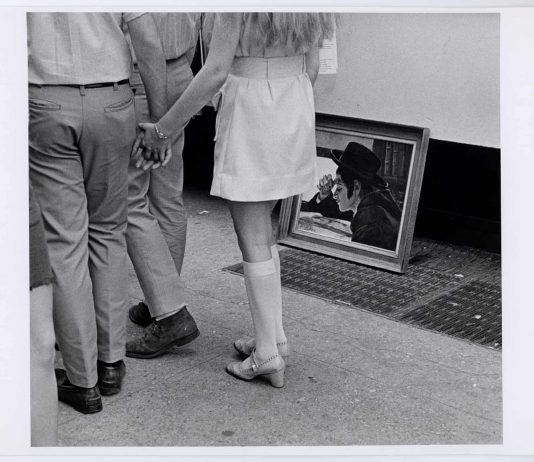 The Photographers’ Gallery: 50 Years. I maestri della fotografia all’incanto da Sotheby’s Art Fair, Painting of Reader, Washington Square, NY, 1970 Photograph: André Kertész