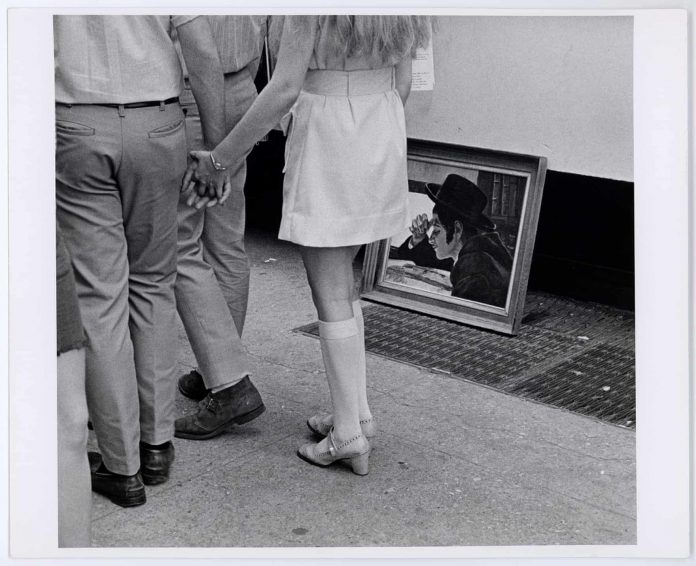 Art Fair, Painting of Reader, Washington Square, NY, 1970 Photograph: André Kertész Art Fair, Painting of Reader, Washington Square, NY, 1970 Photograph: André Kertész