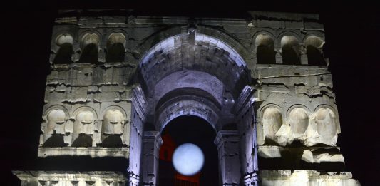 L’Arco di Giano riapre al pubblico con una performance firmata Fendi