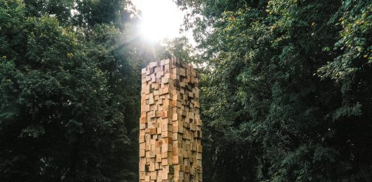 Sasha Vinci con ‘Piccola Primavera Dorata’ alla Reggia di Caserta