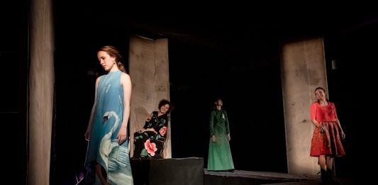 Pieni e vuoti di luci e corpi, sulla scena de I Girasoli di Fabrice Melquiot