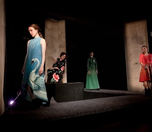 Pieni e vuoti di luci e corpi, sulla scena de I Girasoli di Fabrice Melquiot