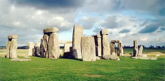 Nuovi misteri a Stonehenge: scoperta una serie di fosse nei dintorni del sito