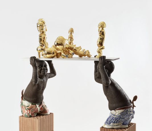 Colonialismi, appropriazioni e restituzioni: l’installazione di Victor Fotso Nyie a Ferrara