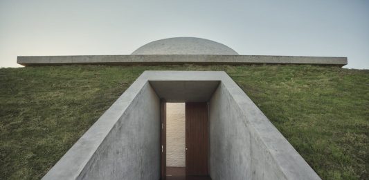 James Turrell presenta il suo primo Skyspace in Sudamerica, in un hotel