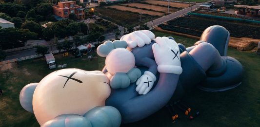 “Kaws: Holiday” arriva a Singapore