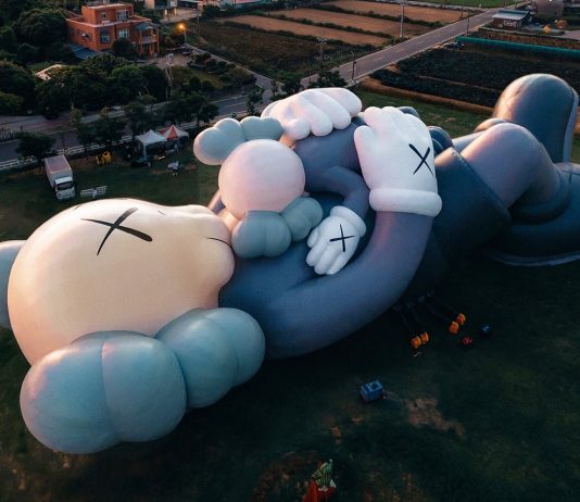 “Kaws: Holiday” arriva a Singapore