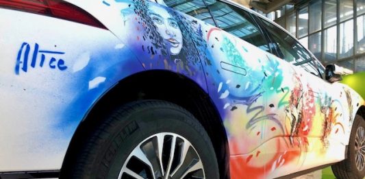 Jaguar porta l’impronta di sostenibilità di Alice Pasquini ad Arte in Nuvola
