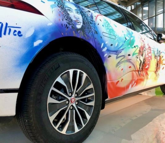 Jaguar porta l’impronta di sostenibilità di Alice Pasquini ad Arte in Nuvola