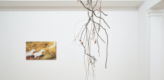 Malinconie, dissolvenze, assenze: la mostra “Pelle d’oca” alla The Address Gallery