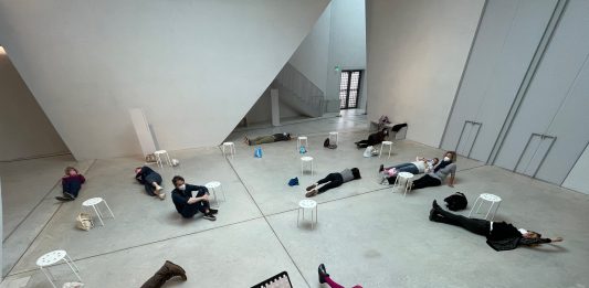 Tra i banchi della performance: ritorna in presenza la school di Marcella Vanzo