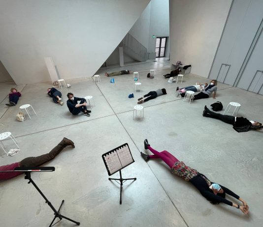 Tra i banchi della performance: ritorna in presenza la school di Marcella Vanzo