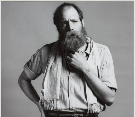 Morto a ottant’anni il grande Lawrence Weiner, il padre dell’arte concettuale Lawrence Weiner