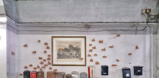 Il balcone di Atelier Alifuoco, spazio di coazione a Napoli