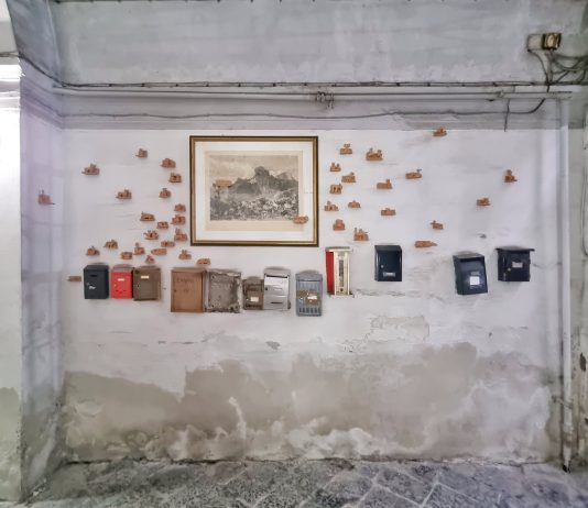 Il balcone di Atelier Alifuoco, spazio di coazione a Napoli