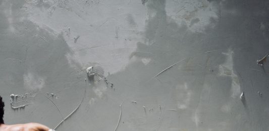 I calcinacci dell’esistenza nella parete di Claudio Larena, in scena a Roma