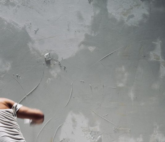 I calcinacci dell’esistenza nella parete di Claudio Larena, in scena a Roma