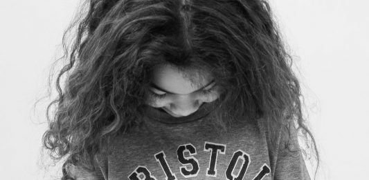 Banksy mette in vendita le sue t-shirt, a favore dei Colston 4 banksy per i colston 4