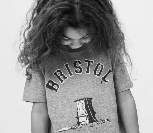 Banksy mette in vendita le sue t-shirt, a favore dei Colston 4 banksy per i colston 4