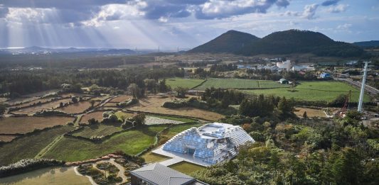 Specchi e natura incontaminata per la nuova installazione di Burberry in Corea