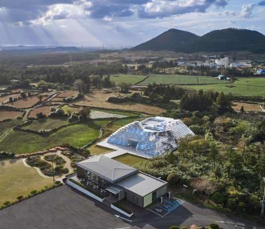 Specchi e natura incontaminata per la nuova installazione di Burberry in Corea