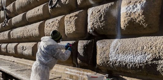 Jeff Koons sposami: scritta vandalica sulla facciata di Palazzo Strozzi La scritta Jeff Koons sposami a Palazzo Strozzi