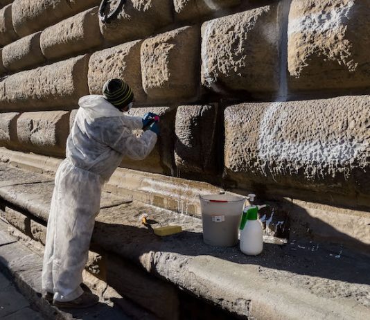 Jeff Koons sposami: scritta vandalica sulla facciata di Palazzo Strozzi La scritta Jeff Koons sposami a Palazzo Strozzi