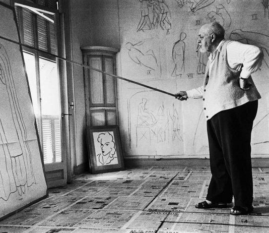 Robert Capa. Fotografie oltre la guerra in mostra a Villa Bassi Rathgeb Henri Matisse in his studio, Nice, France, August 1949 © Robert Capa © International Center of Photography / Magnum Photos