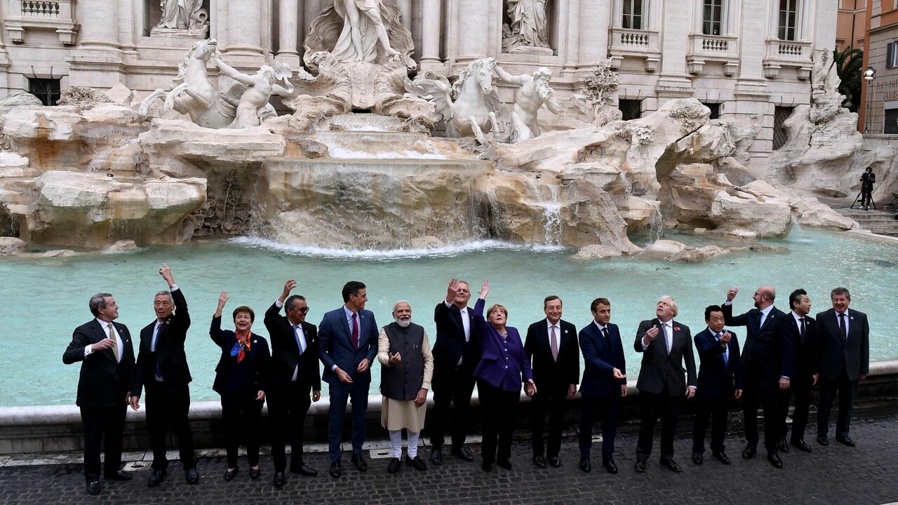 Ottobre 2021. Al termine del G20, i leader mondiali lanciano una moneta nella Fontana di Trevi (Fot. Ansa Andreas SOLARO AFP)