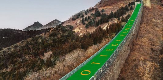 I colori di Bottega Veneta conquistano la Grande Muraglia Cinese Installazione di Bottega Veneta sulla Grande Muraglia cinese