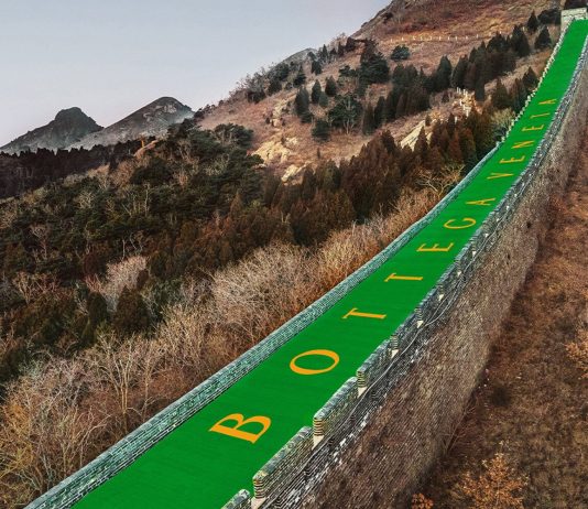 I colori di Bottega Veneta conquistano la Grande Muraglia Cinese Installazione di Bottega Veneta sulla Grande Muraglia cinese