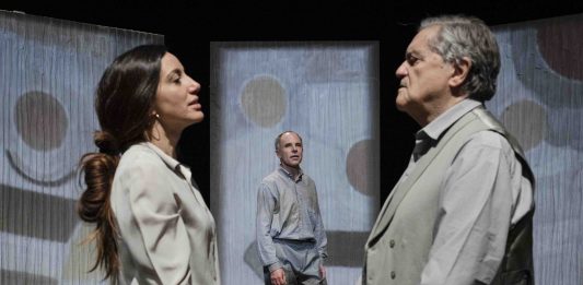 Le basi della nostra cultura, tra Pirandello e Tik Tok. Al Teatro Out Off di Milano