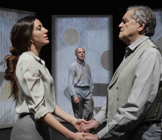 Le basi della nostra cultura, tra Pirandello e Tik Tok. Al Teatro Out Off di Milano