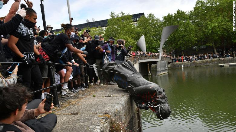 A giugno 2020, manifestanti di Black Lives Matter hanno abbattuto la statua di Edward Colston dal centro città di Bristol, gettandola nel porto locale. 