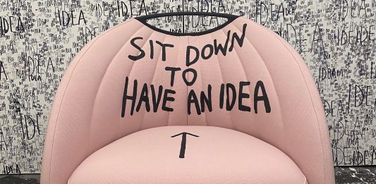 LUXY e Andrea Bianconi reinterpretano il ruolo della sedia, tra arte e design