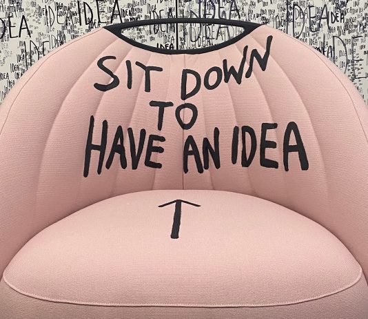 LUXY e Andrea Bianconi reinterpretano il ruolo della sedia, tra arte e design