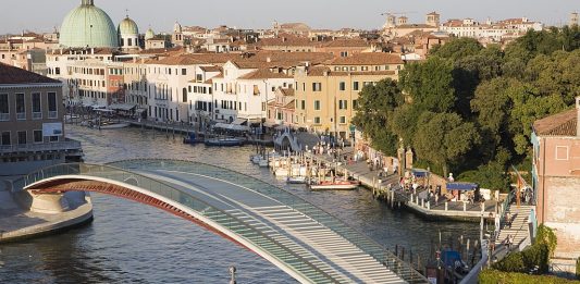 Il ponte di vetro di Calatrava diventerà di pietra