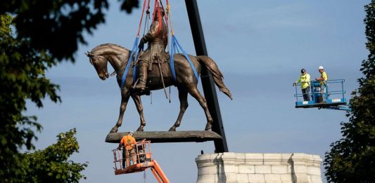 Generale Lee, la guerra è finita: la statua va al Black History Museum La statua del Generale Lee portata al Black History Museum