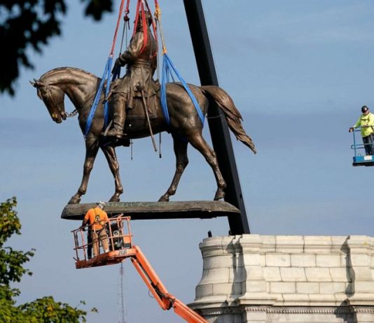 Generale Lee, la guerra è finita: la statua va al Black History Museum La statua del Generale Lee portata al Black History Museum