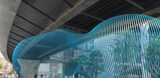 Una gigantesca nuvola galleggia per le strade di Tokyo