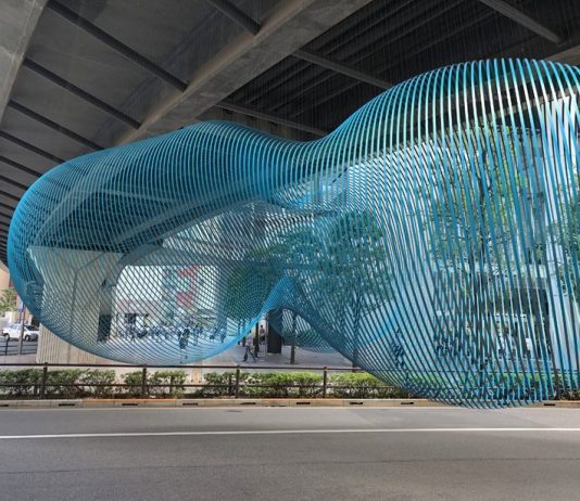 Una gigantesca nuvola galleggia per le strade di Tokyo