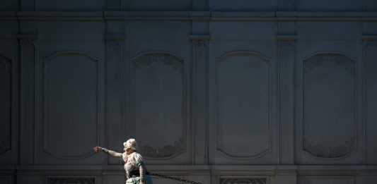 Nella Cenerentola dark di Emma Dante vincono l’alterità e la finzione la cenerentola di emma dante